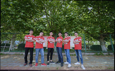 锁与数据流结合的抽象图形，象征数据安全保护